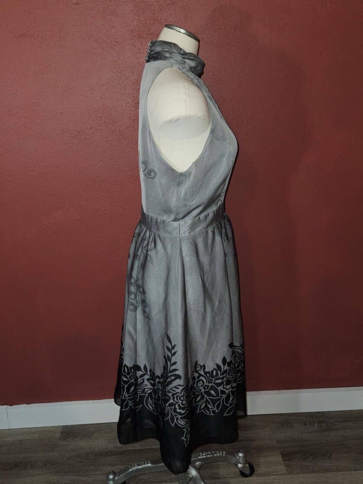 Liz Claiborne Sleeveless Shoulder Baring High Neck Dress Silver Printed Dress 10