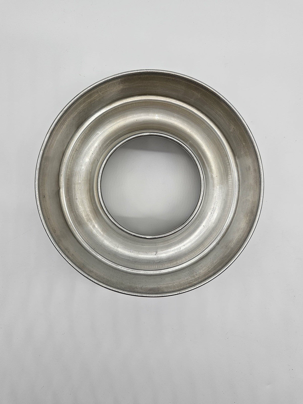 8.5" Wide Vintage Unmarked Aluminum Cake Bundt Jello Mold Shallow Round