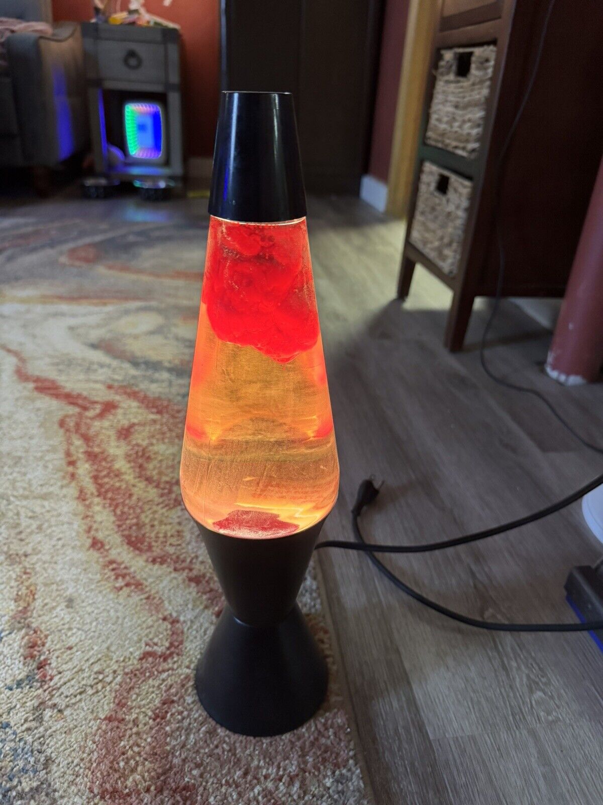 RARE VTG 1995 Original Lava Lite Lamp W/ Red liquid Beautiful!!