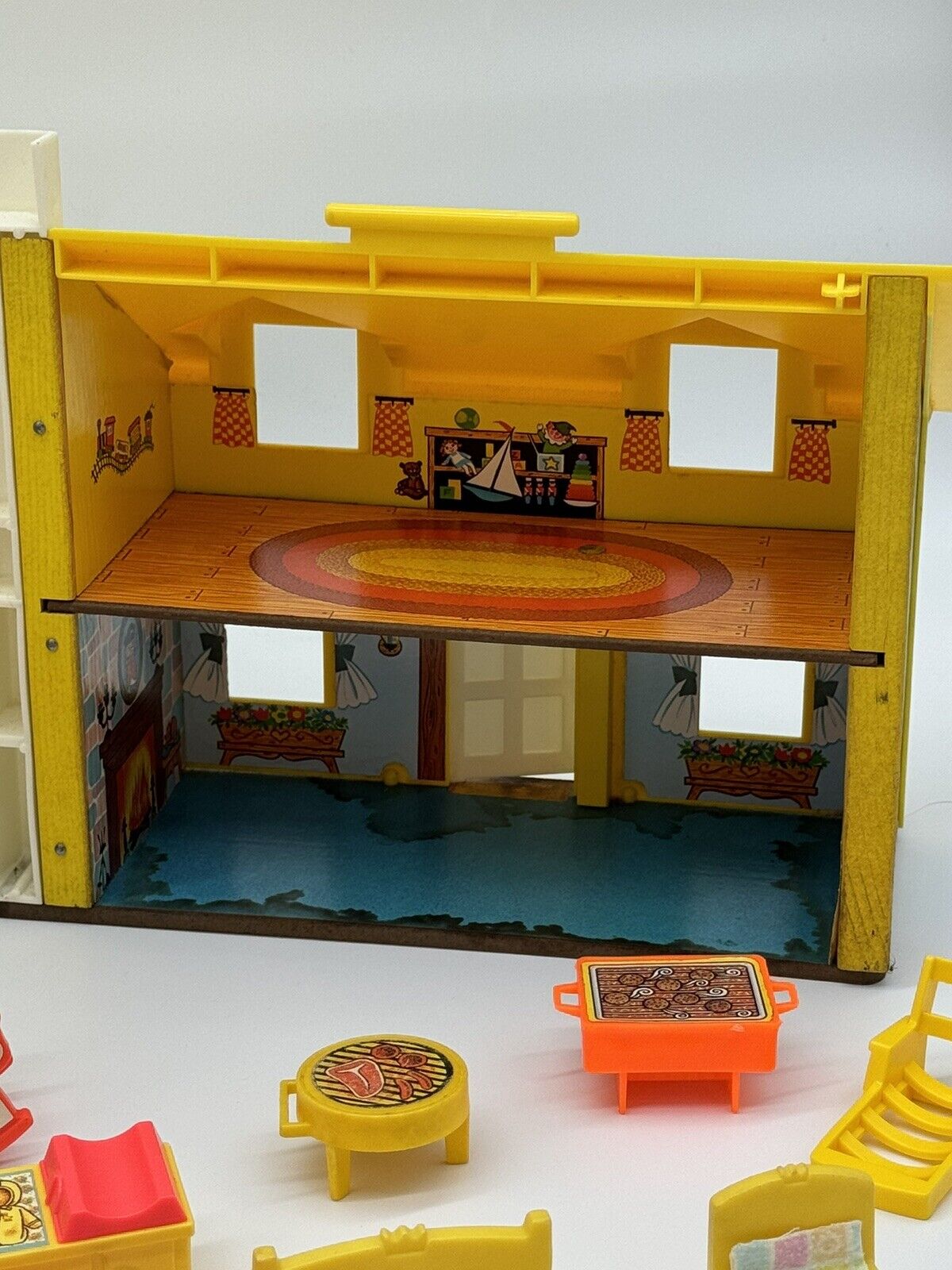 Vintage 1969 Fisher Price LITTLE PEOPLE #952 Yellow House, Figures & Furniture