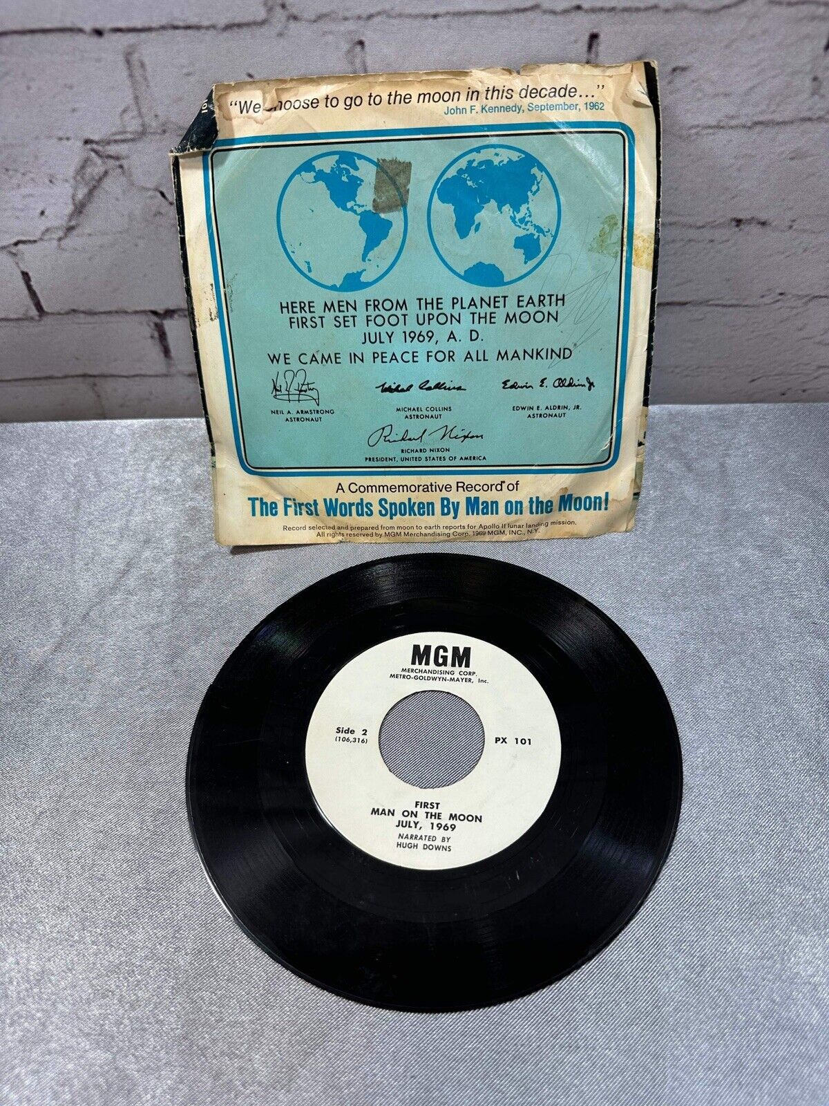 ORIGINAL PRESSING COMMEMORATIVE RECORD OF APOLLO 11 FLIGHT FIRST MAN ON THE MOON