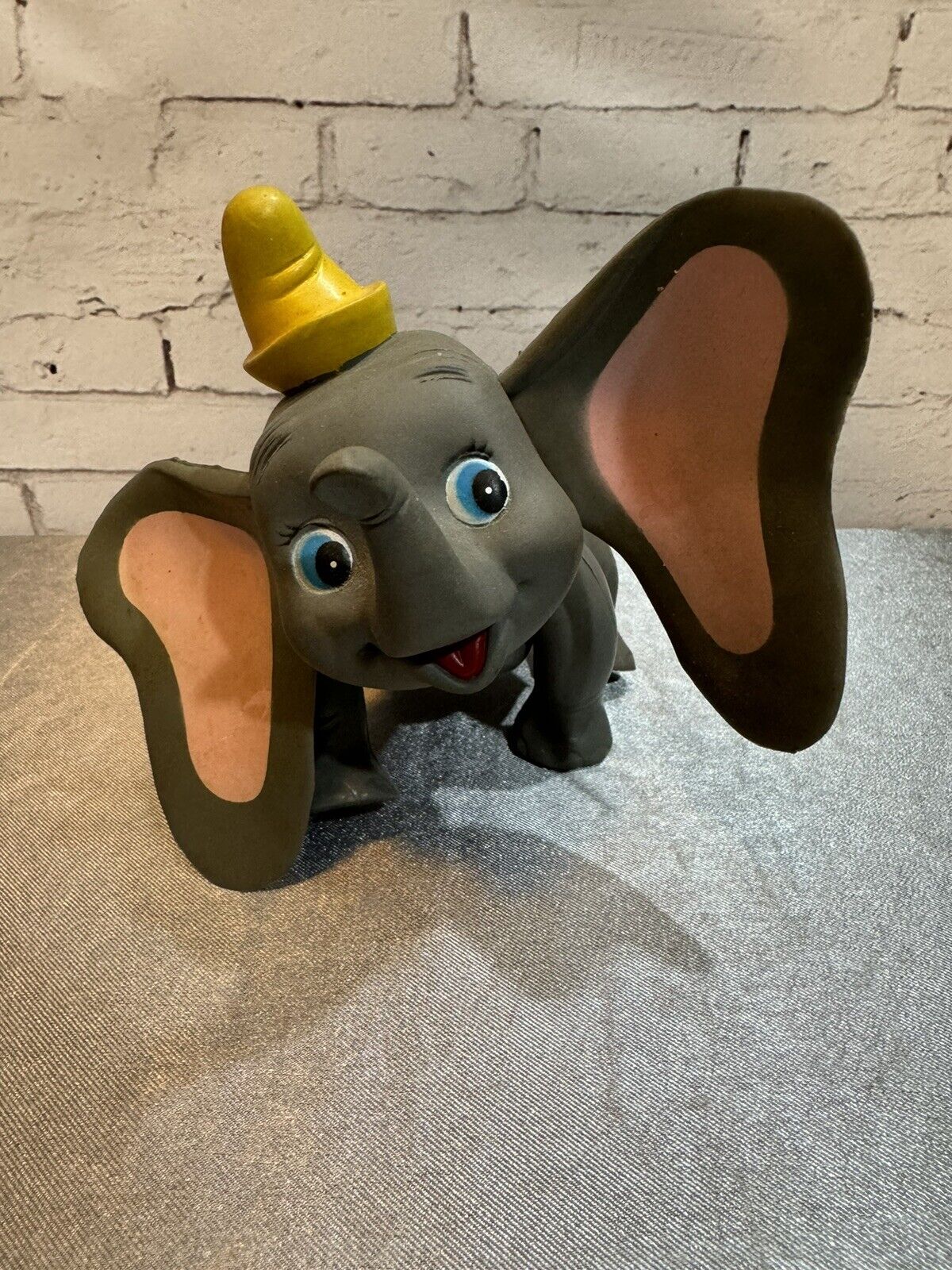 Walt Disney production Dumbo cartoon figure character 1960' elephant 005
