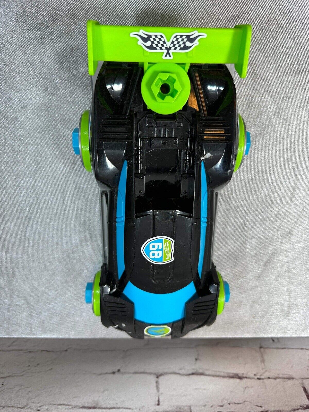 Hot Wheels Ready-to-Race Car Builder Set,  Kids Toys for Ages 3 up MTY 002