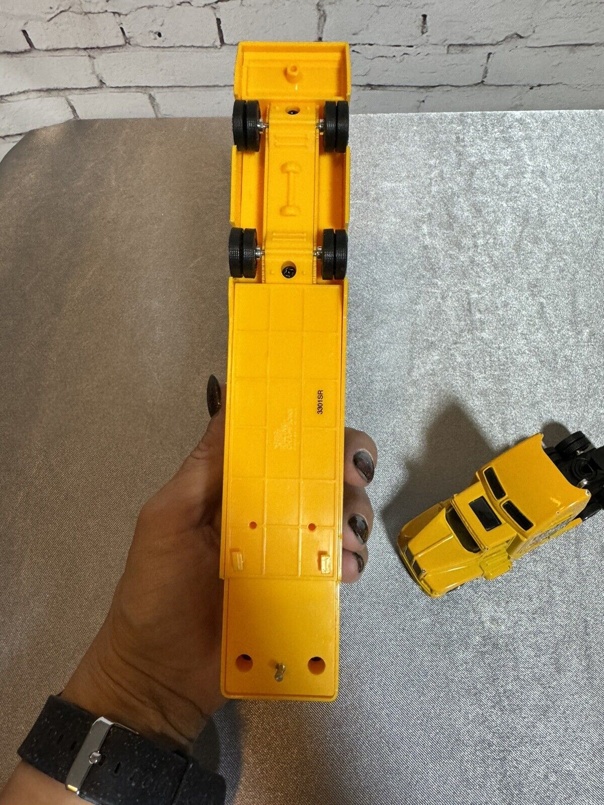 Hot Wheels 2002 team transporters #36 M&Ms racing team Ken Schrader 005