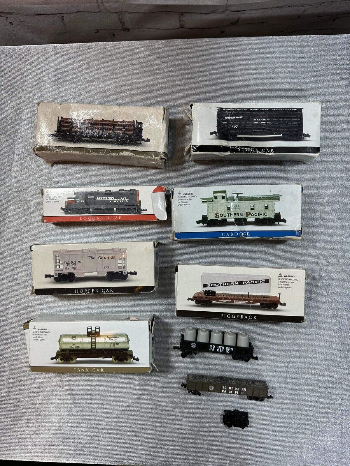 9 Pc. High Speed Metal N Scale Train Display Set Southern Pacific Railroad Train