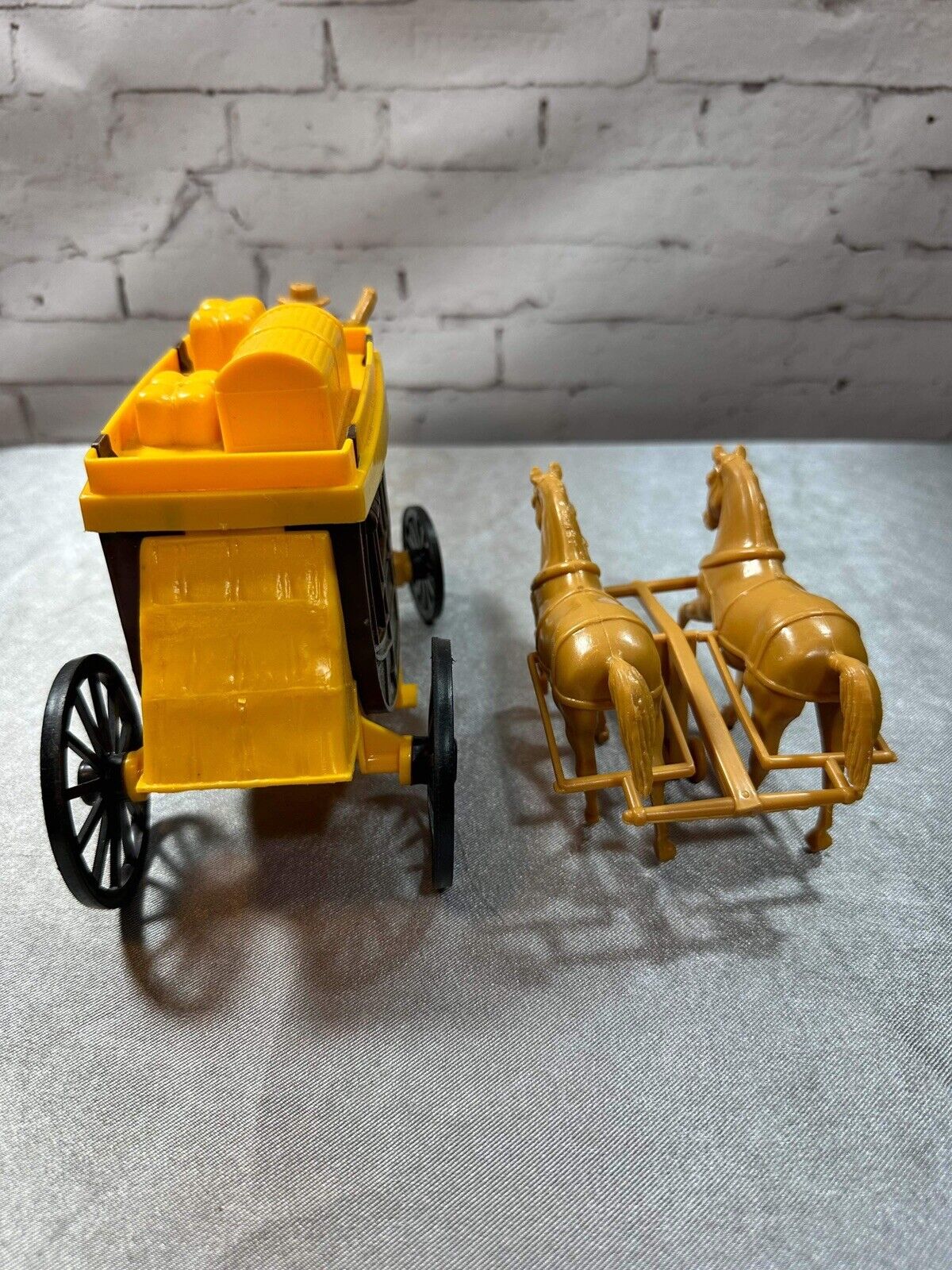 Vintage 70s Processed Plastic Wells Fargo 11" Stagecoach w Driver & Horses, mint