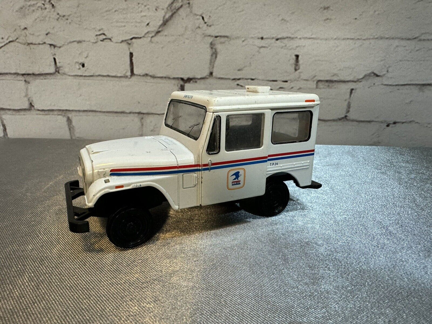 Kinsmart 1971 Mail Jeep 1:26 DJ-5B Moving Doors