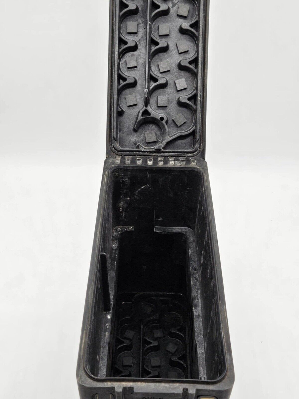 EMPTY MILITARY AMMO SHELL M910 STORAGE CASE 25MM HARDCASE 30 CARTRIDGES LINKED