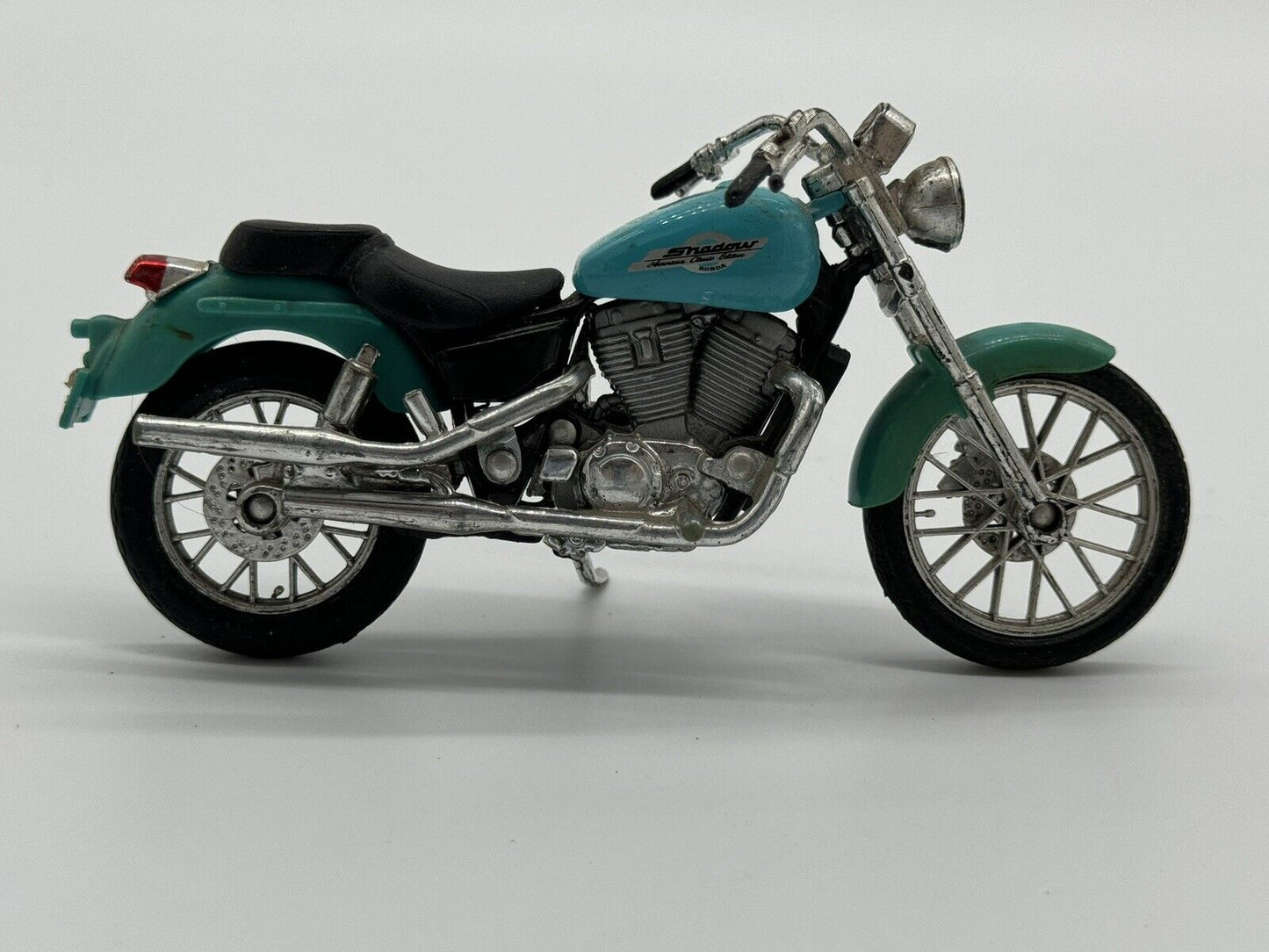 MAISTO HONDA Shadow VT1100C2, Motorbike / Motorcycle, 1/18 Scale Model bike