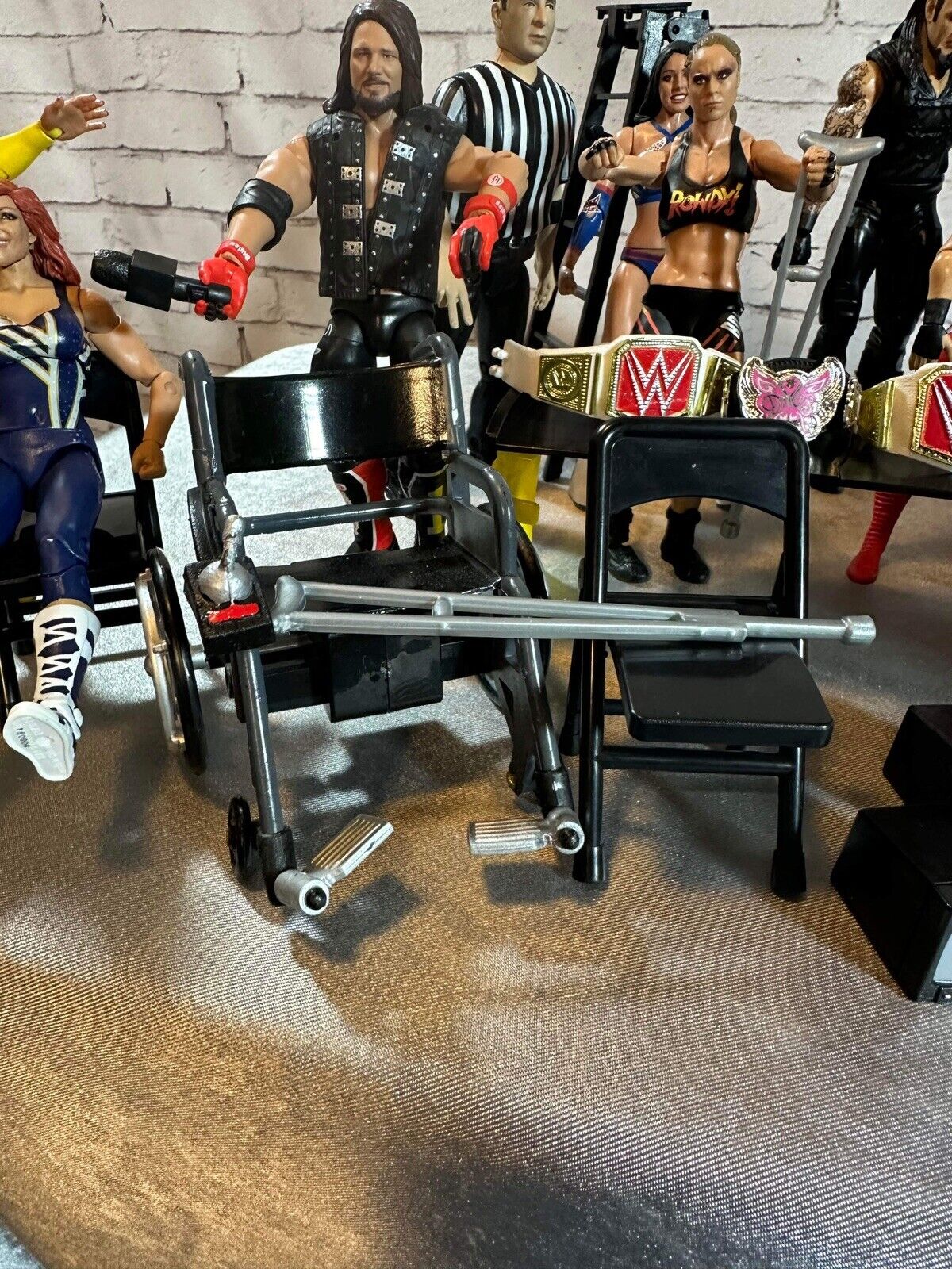 Huge Lot Of 15 Mattel WWE WWF Wrestling ACTION FIGURES & TONS OF ACCESSORIES ￼