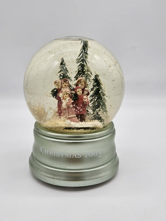 Holiday Scene Christmas Carolers Musical Snowglobe. Plays ‘The First Noel’