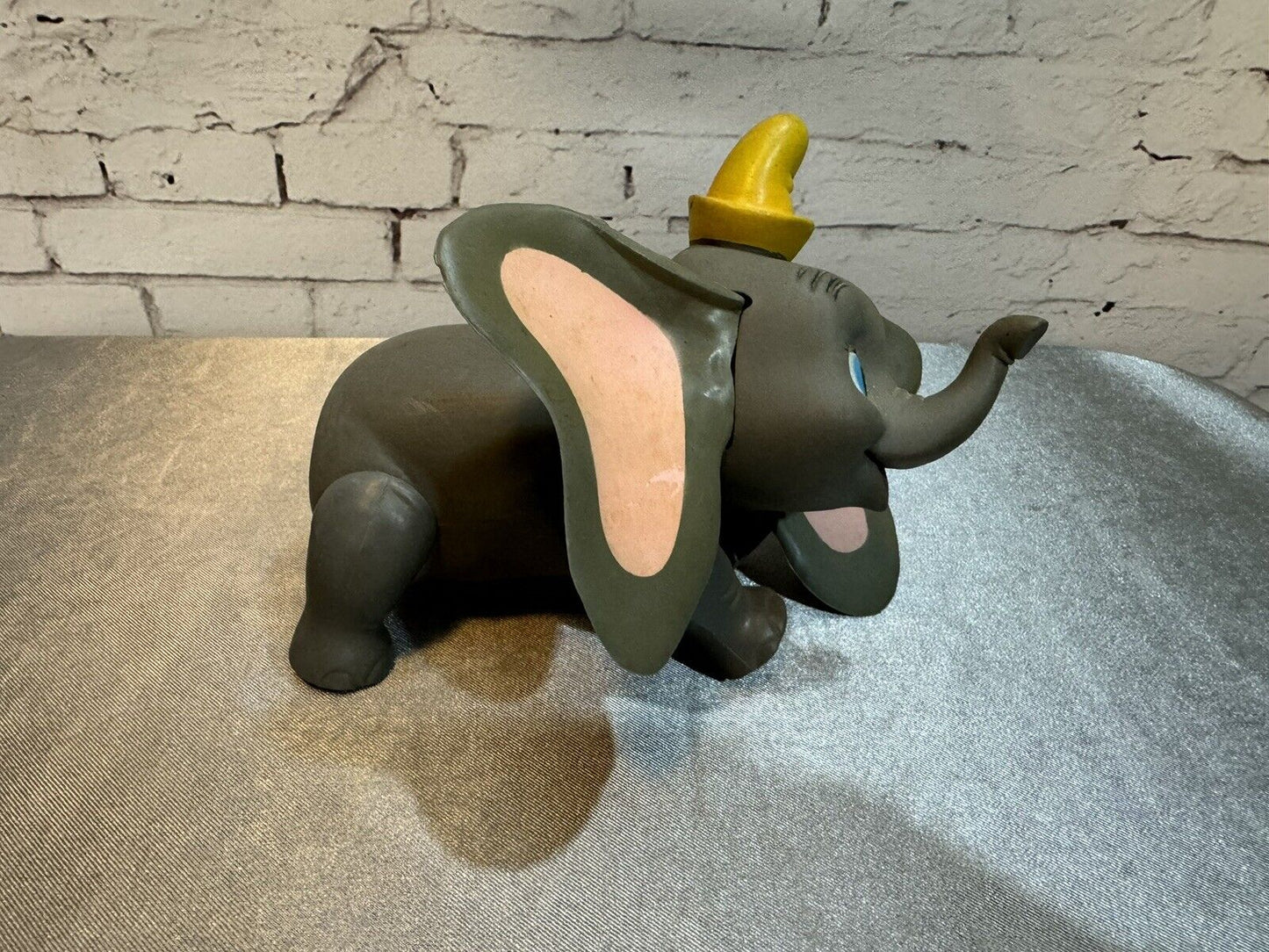 Walt Disney production Dumbo cartoon figure character 1960' elephant 005