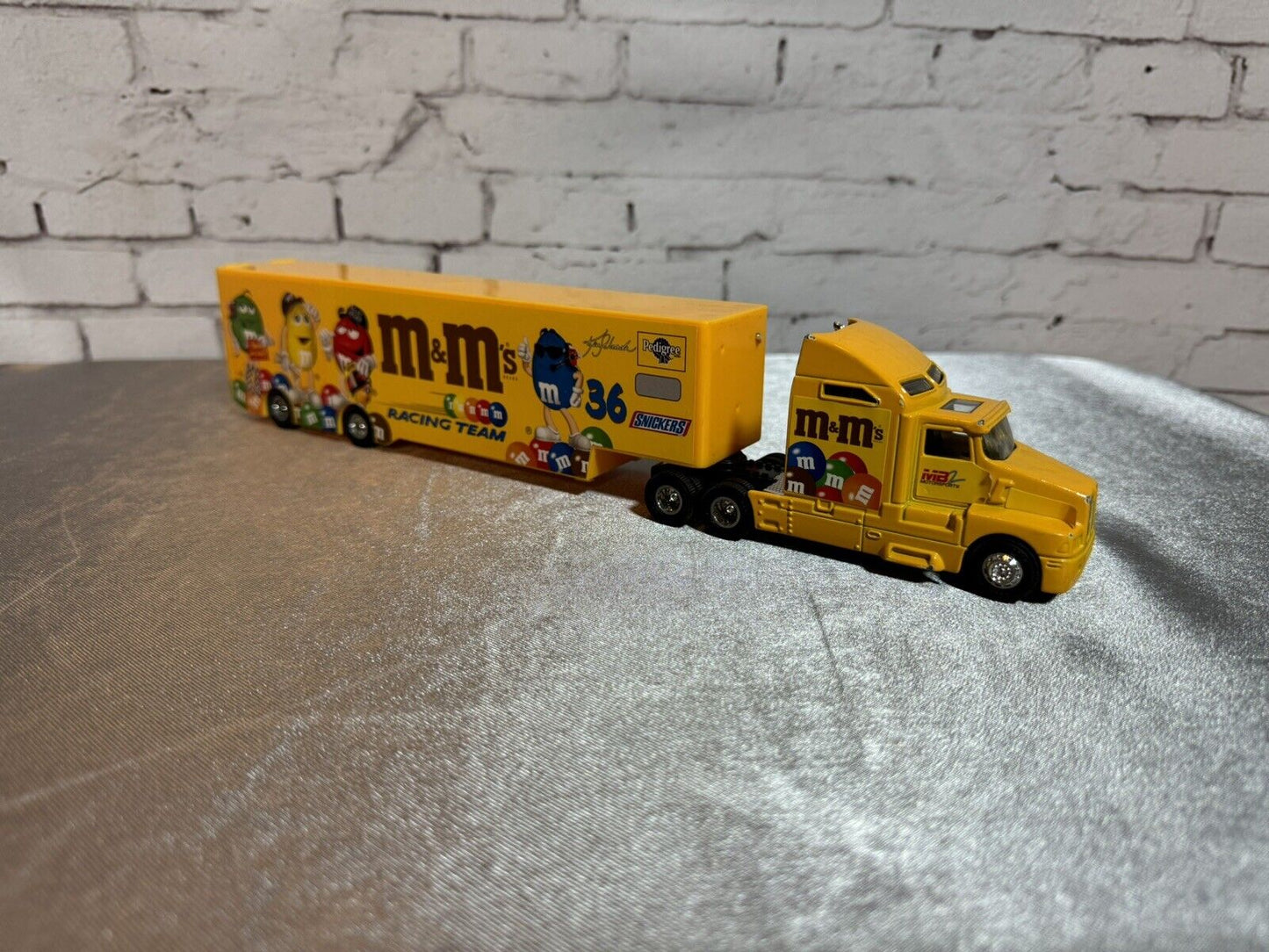 Hot Wheels 2002 team transporters #36 M&Ms racing team Ken Schrader 005