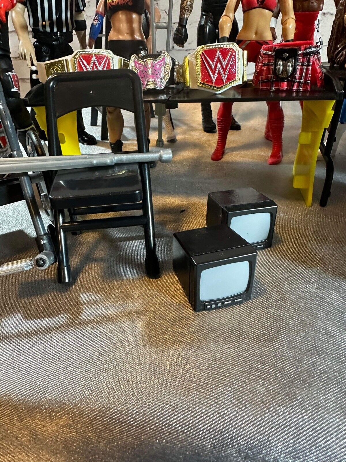 Huge Lot Of 15 Mattel WWE WWF Wrestling ACTION FIGURES & TONS OF ACCESSORIES ￼