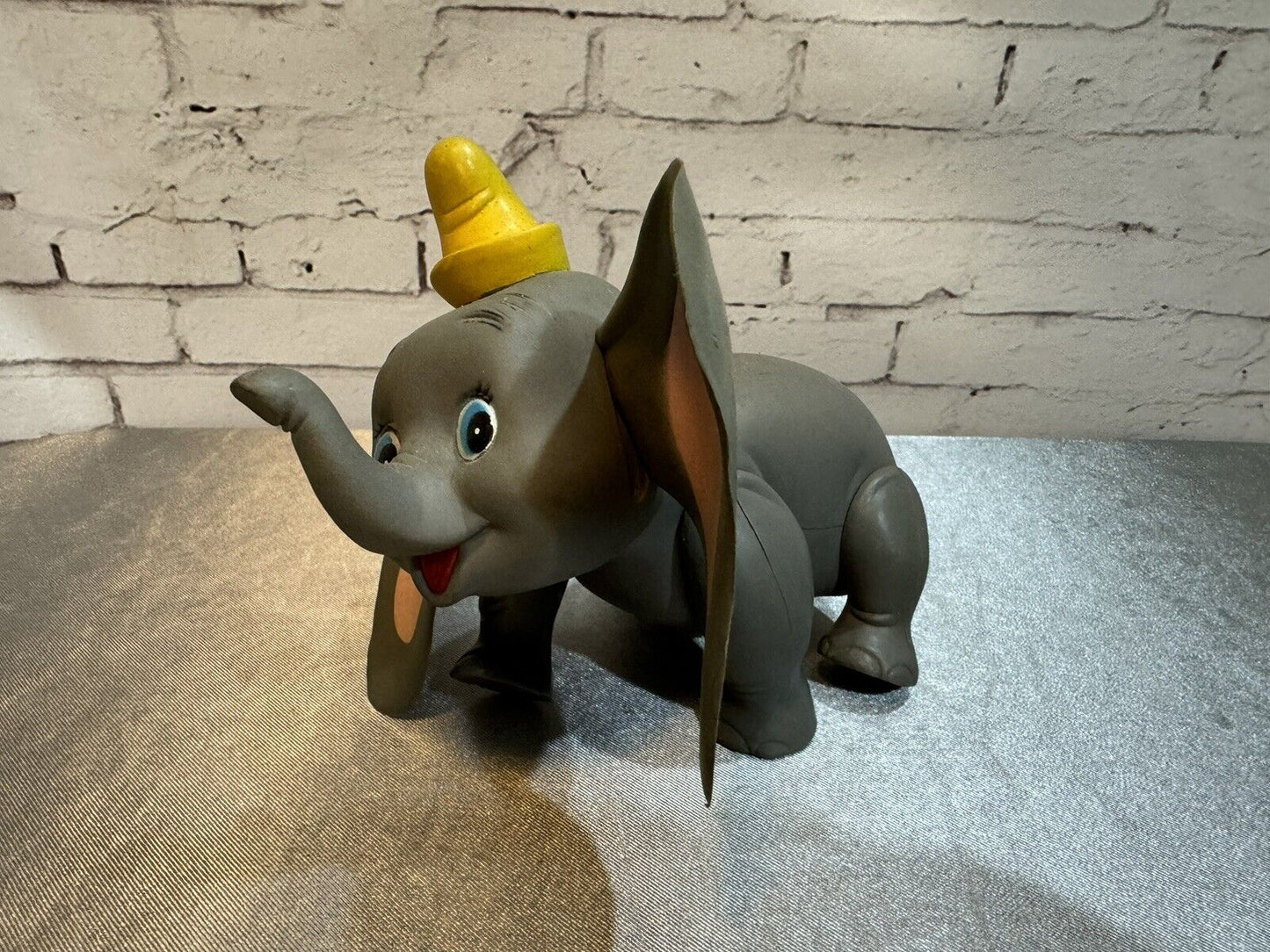 Walt Disney production Dumbo cartoon figure character 1960' elephant 005