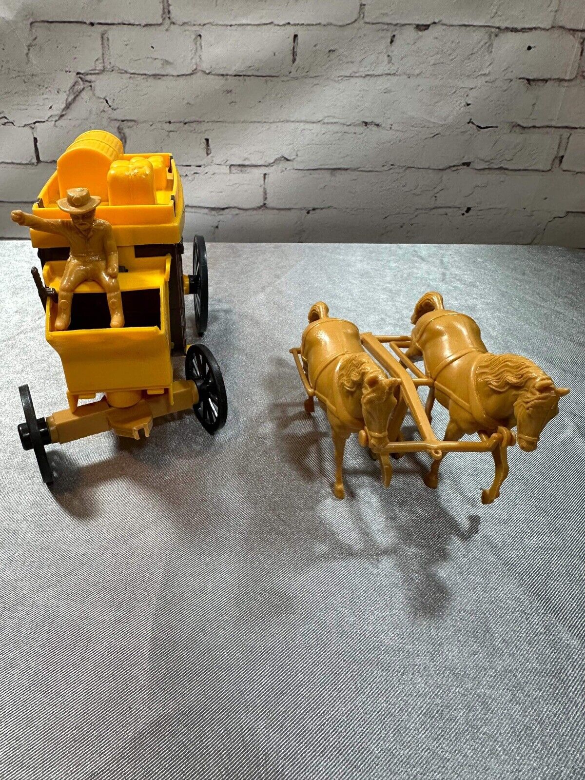Vintage 70s Processed Plastic Wells Fargo 11" Stagecoach w Driver & Horses, mint