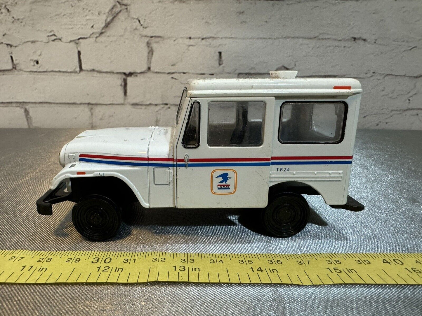 Kinsmart 1971 Mail Jeep 1:26 DJ-5B Moving Doors