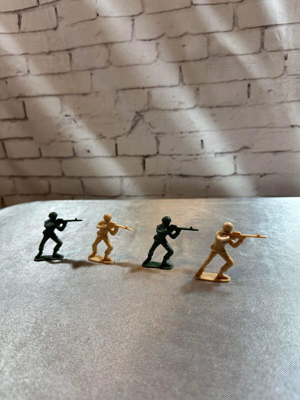Lot of Tan/Green Plastic Army Men 2" Inch Bulk Action Figures Toy Soldiers