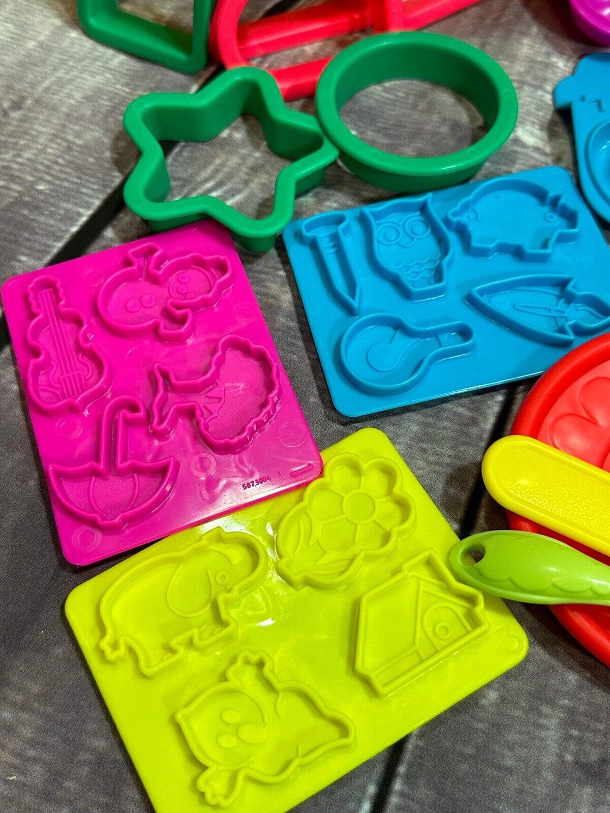 Play-Doh LOT Magic Swirl Ice Cream Shoppe Playset PLUS EXTRAS