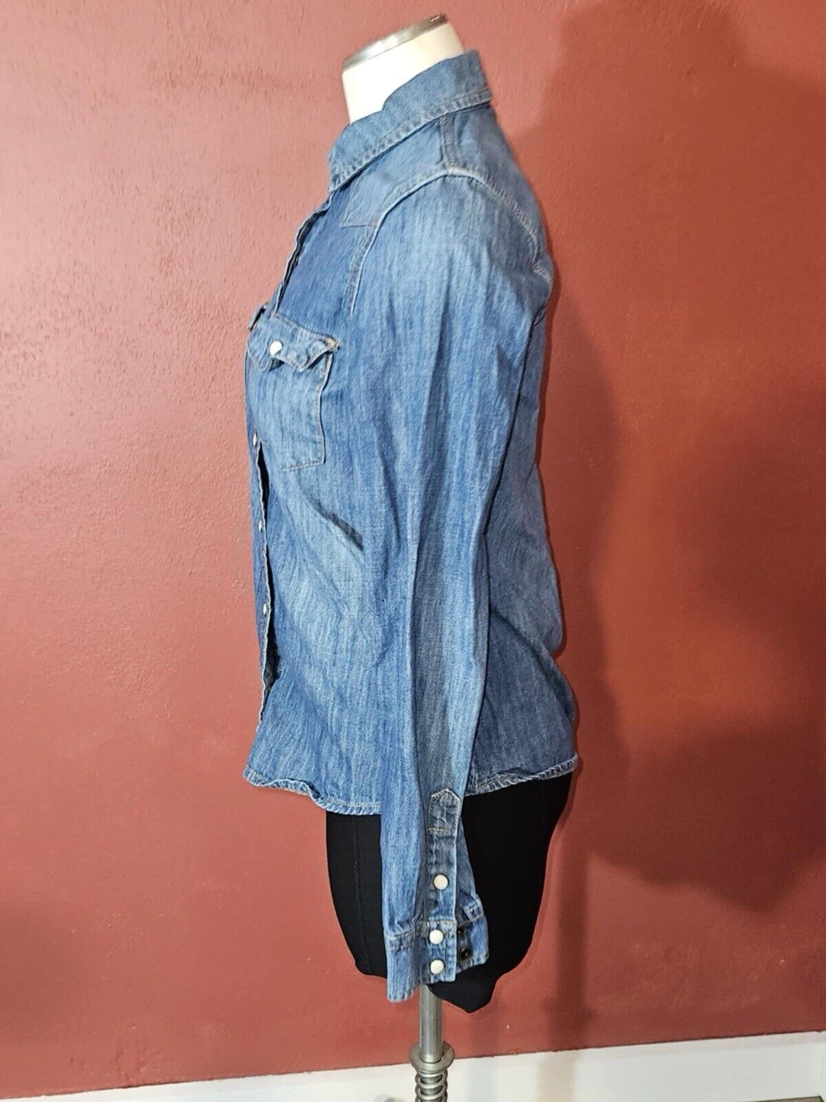 Forever 21 Denim Shirt Womens Size Small Blue Pearl Snap Long Sleeve Western