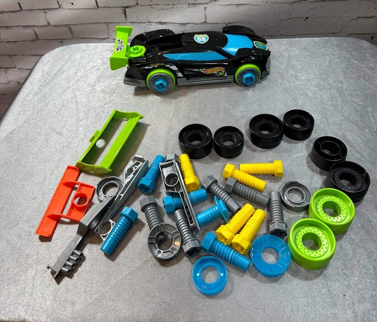 Hot Wheels Ready-to-Race Car Builder Set,  Kids Toys for Ages 3 up MTY 002