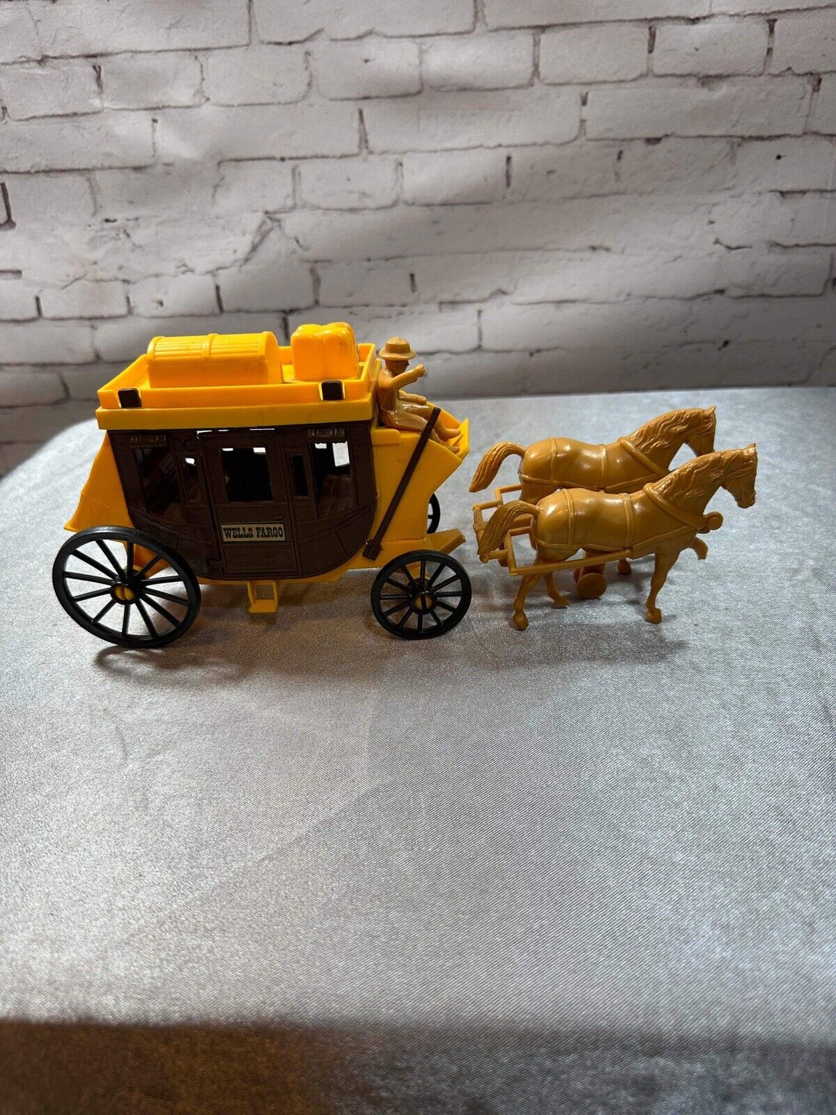 Vintage 70s Processed Plastic Wells Fargo 11" Stagecoach w Driver & Horses, mint
