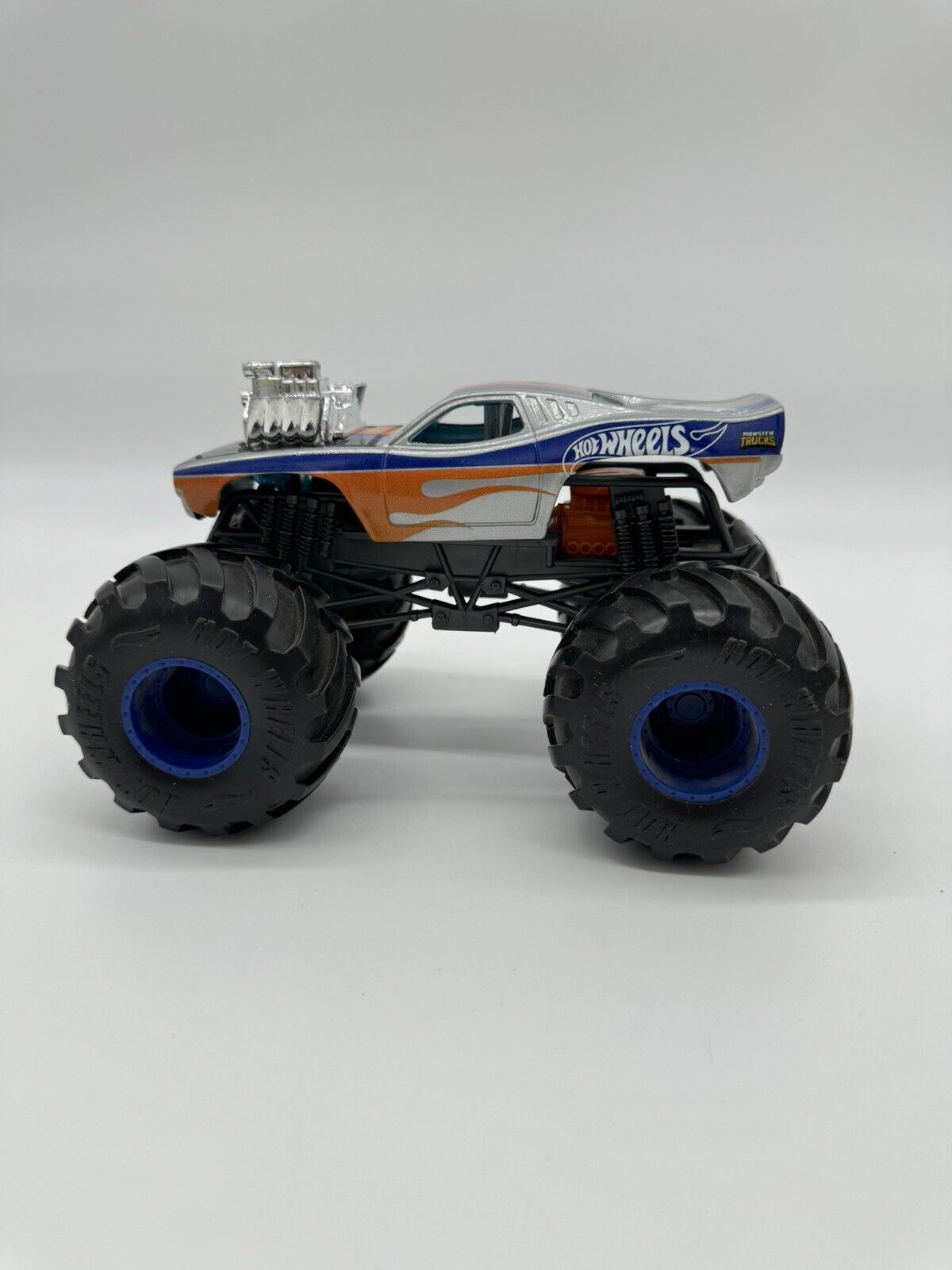 Hot Wheels MONSTER  TRUCK 1972 DODGE CHALLENGER 1:24 Hemi