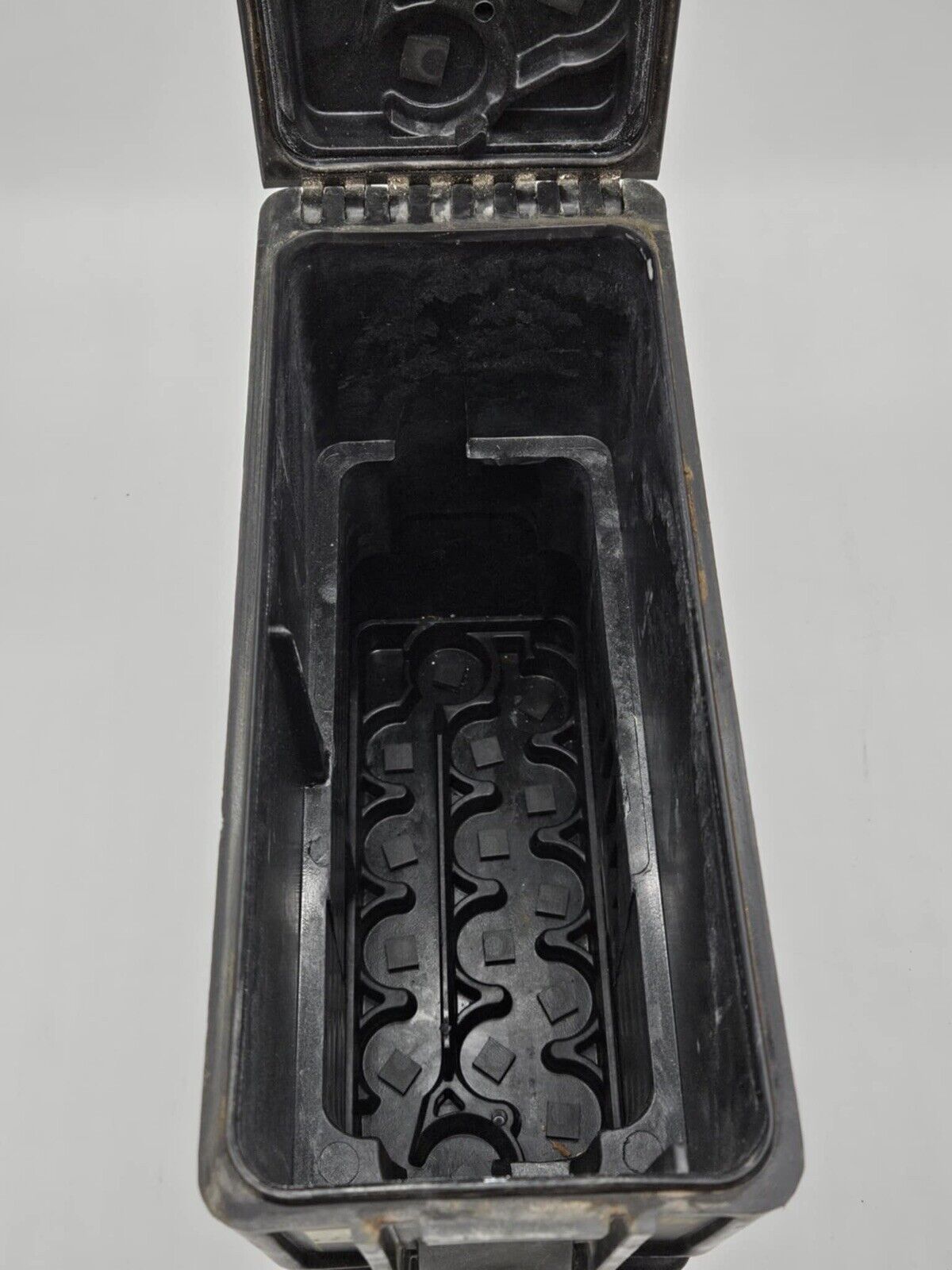 EMPTY MILITARY AMMO SHELL M910 STORAGE CASE 25MM HARDCASE 30 CARTRIDGES LINKED