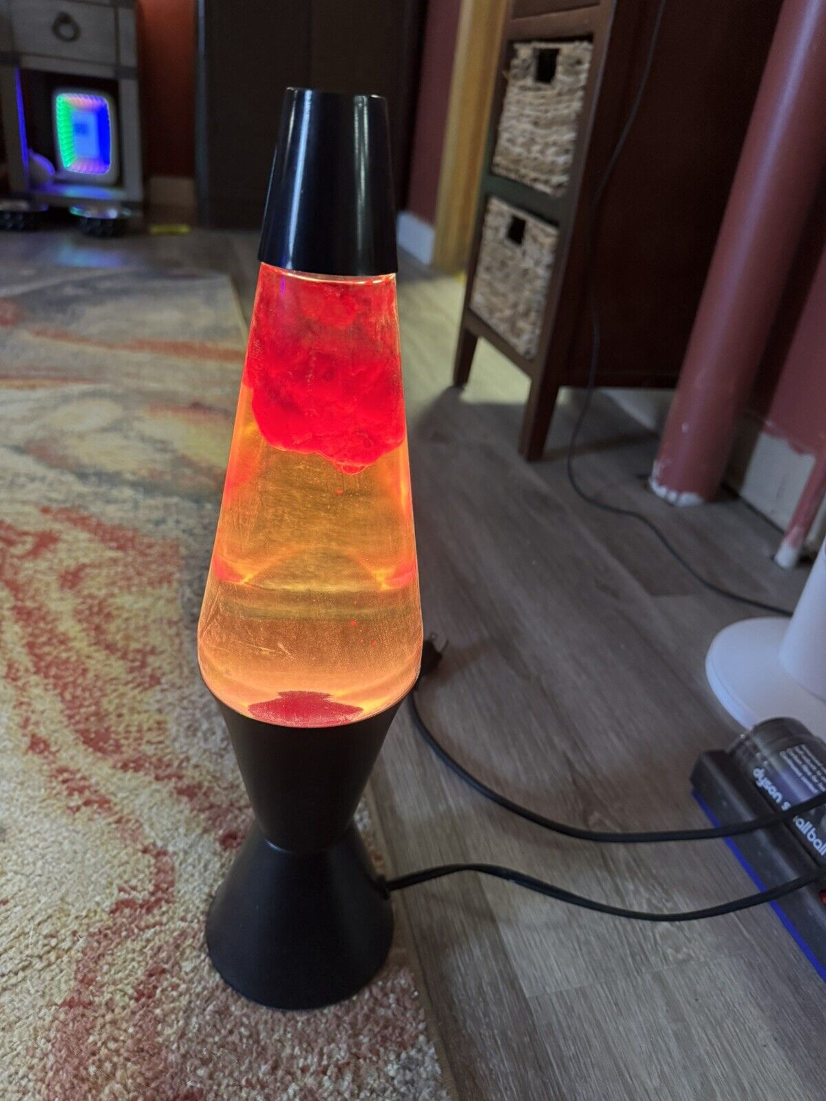 RARE VTG 1995 Original Lava Lite Lamp W/ Red liquid Beautiful!!