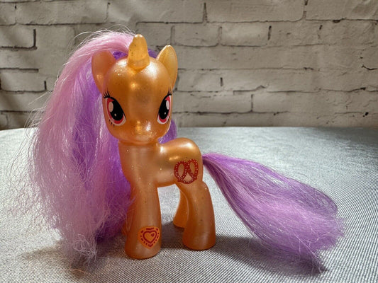 My Little Pony Pearlized Pretzel Pony Explore Equestria G4 Brushable Figure