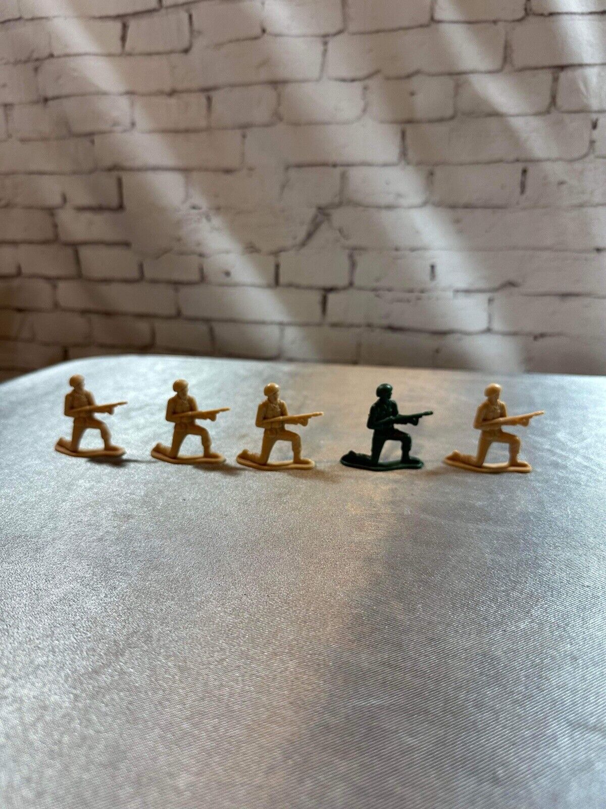Lot of Tan/Green Plastic Army Men 2" Inch Bulk Action Figures Toy Soldiers