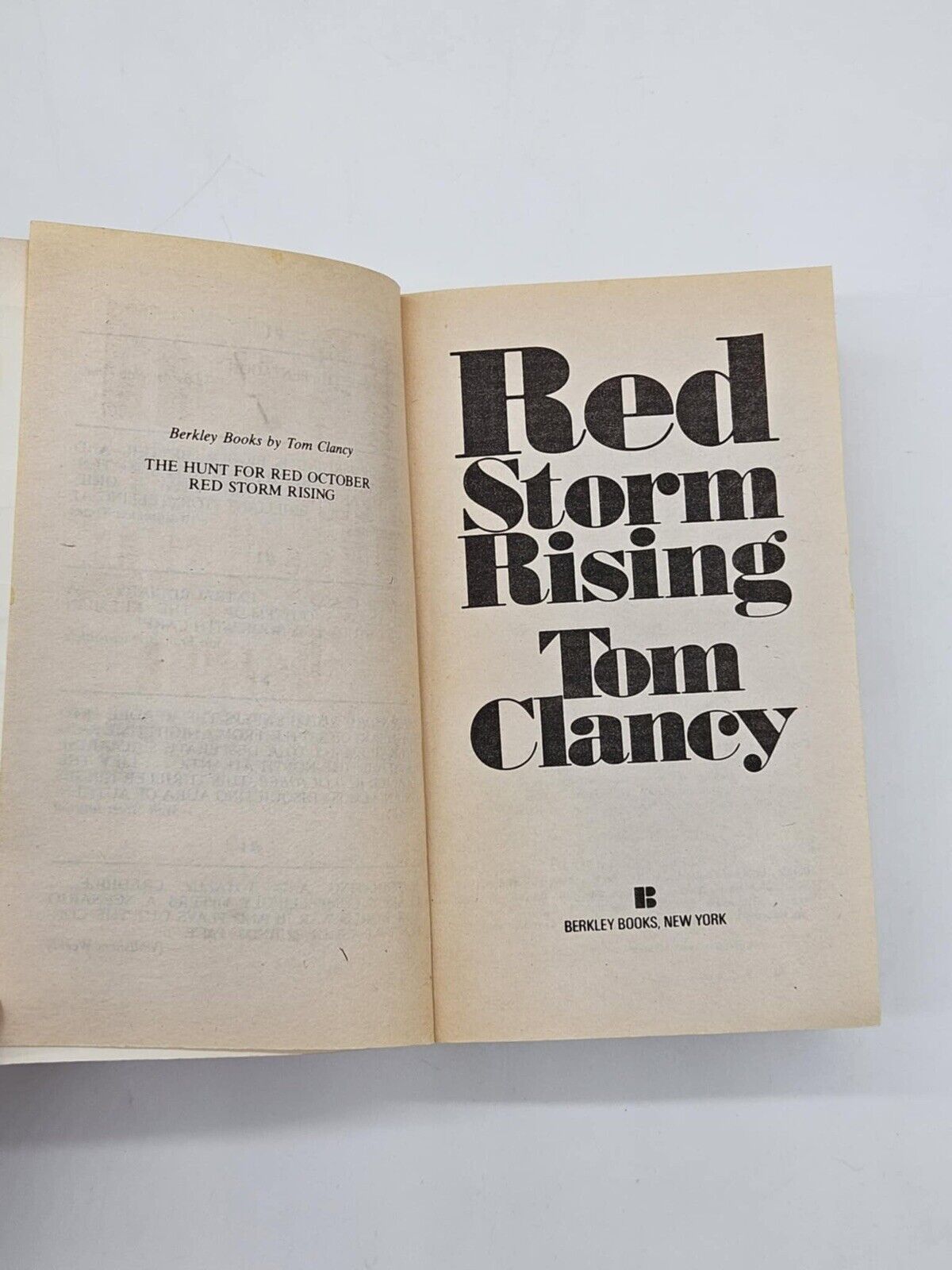 Red Storm Rising: A Suspense Thriller - 042510107X, Tom Clancy, paperback