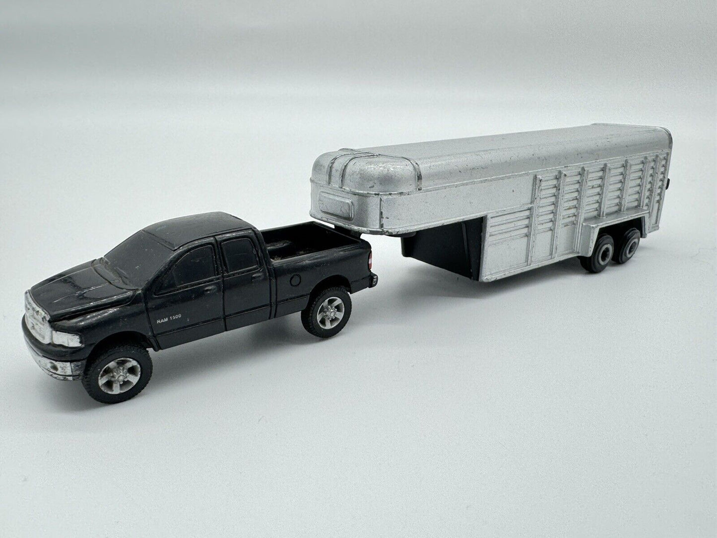 ERTL Gooseneck Silver Horse Livestock Trailer Die-Cast Metal 5th Wheel Toy 1/64