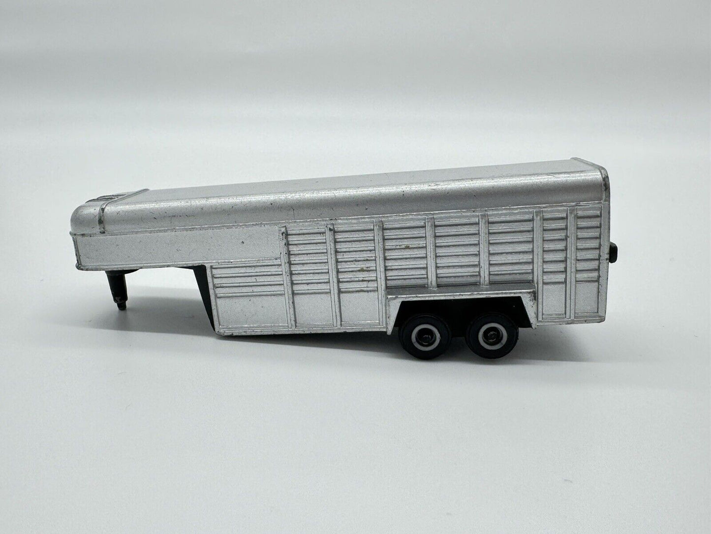 ERTL Gooseneck Silver Horse Livestock Trailer Die-Cast Metal 5th Wheel Toy 1/64