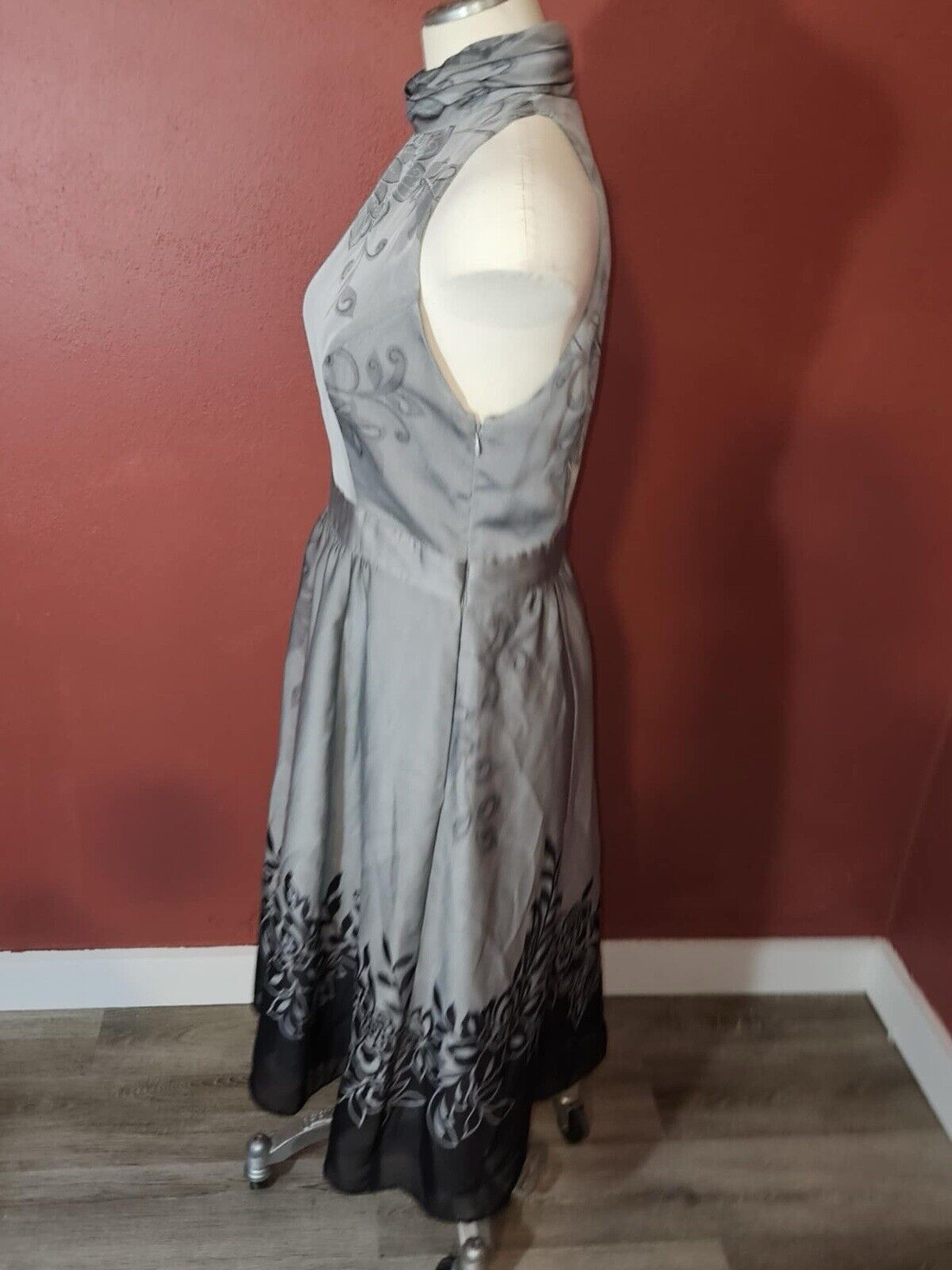 Liz Claiborne Sleeveless Shoulder Baring High Neck Dress Silver Printed Dress 10