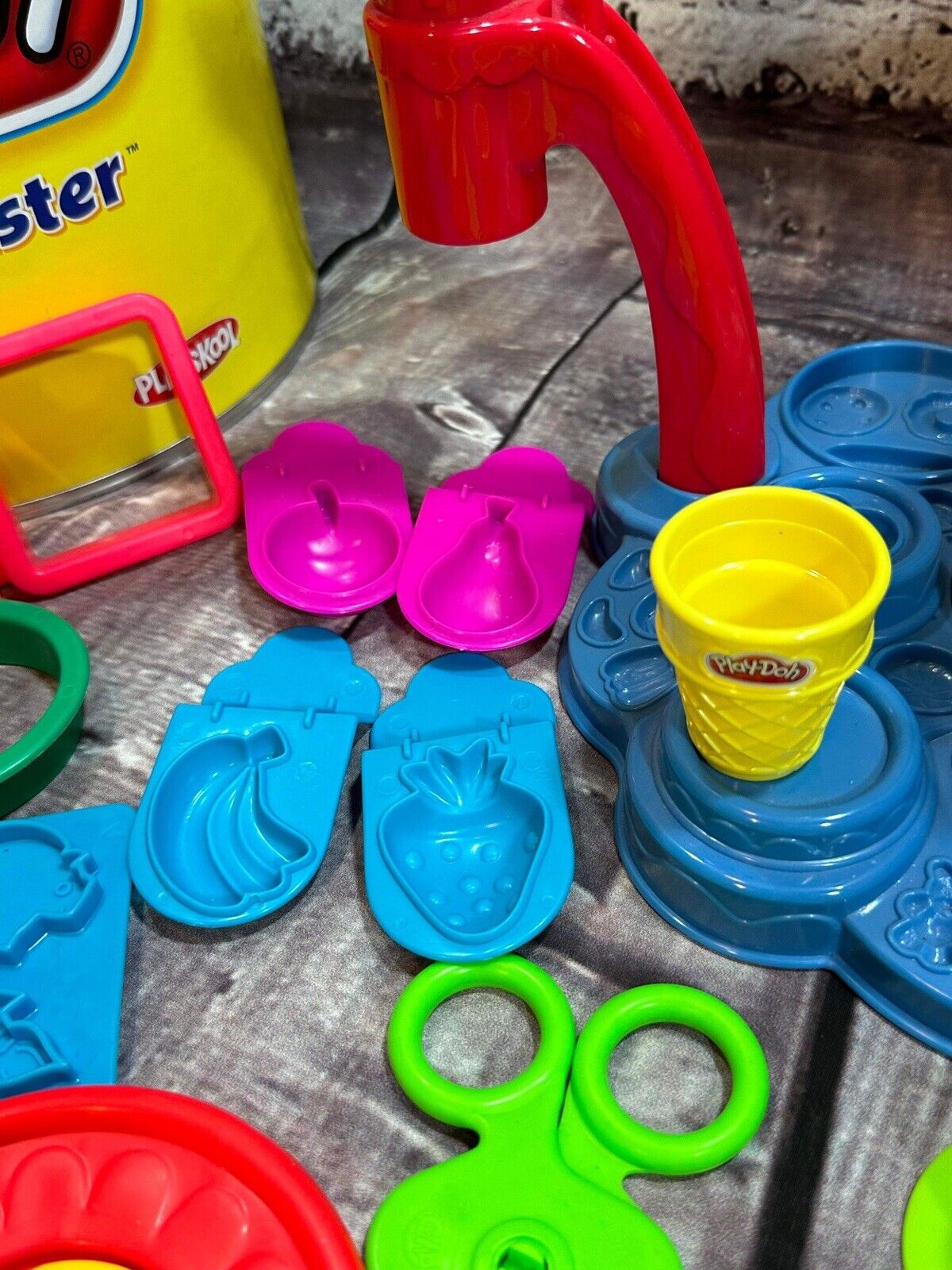 Play-Doh LOT Magic Swirl Ice Cream Shoppe Playset PLUS EXTRAS