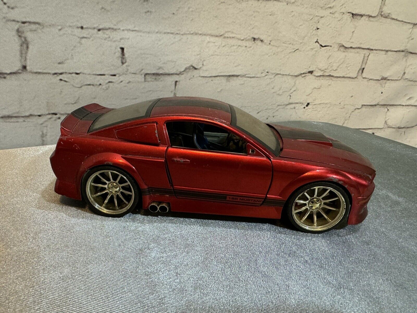 ProMark Ford 2005 Ford Mustang GT Diecast 1:24 005