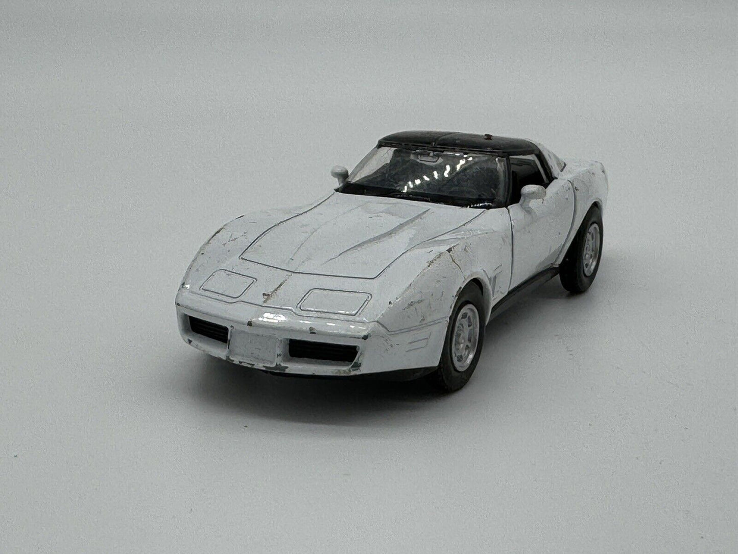 Welly 1982 Chevrolet Chevy Corvette Stingray Coupe White 1/38 Scale DieCast 006
