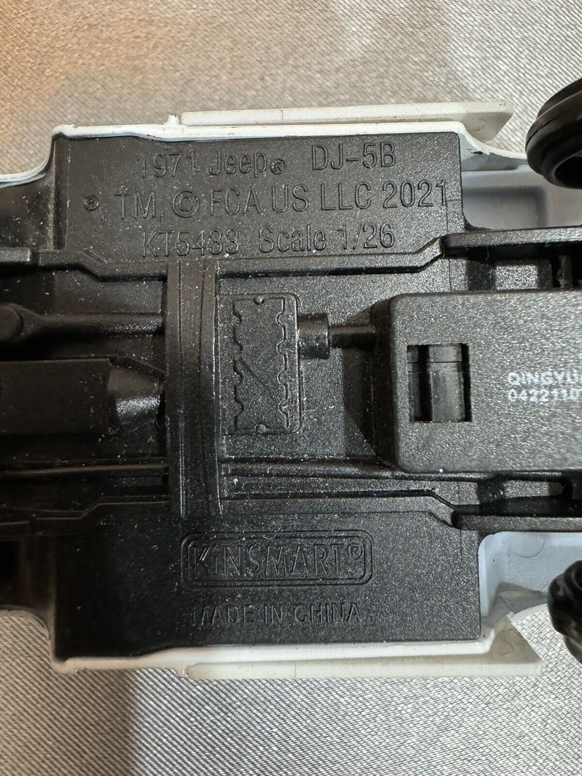 Kinsmart 1971 Mail Jeep 1:26 DJ-5B Moving Doors