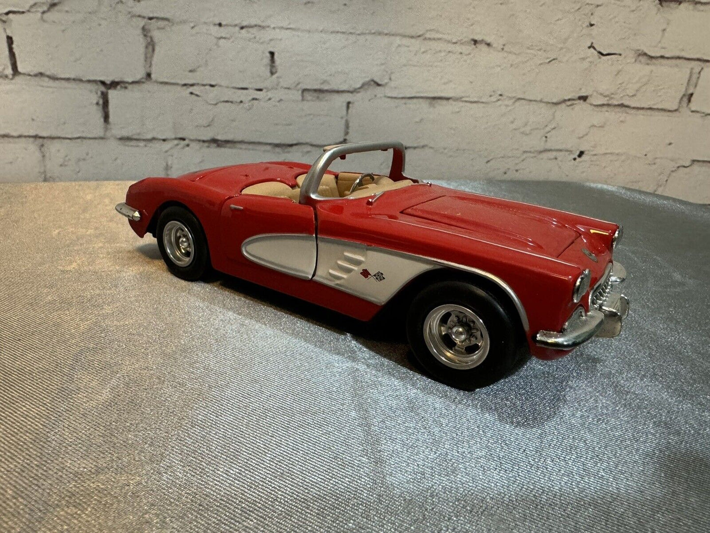 Motormax 1958 Chevrolet Corvette Red and White 1:24 Scale Model Fleet Farm 005