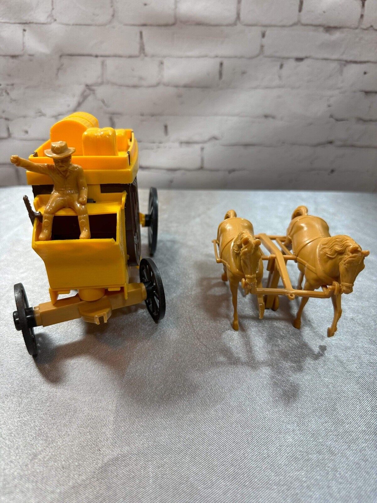 Vintage 70s Processed Plastic Wells Fargo 11" Stagecoach w Driver & Horses, mint
