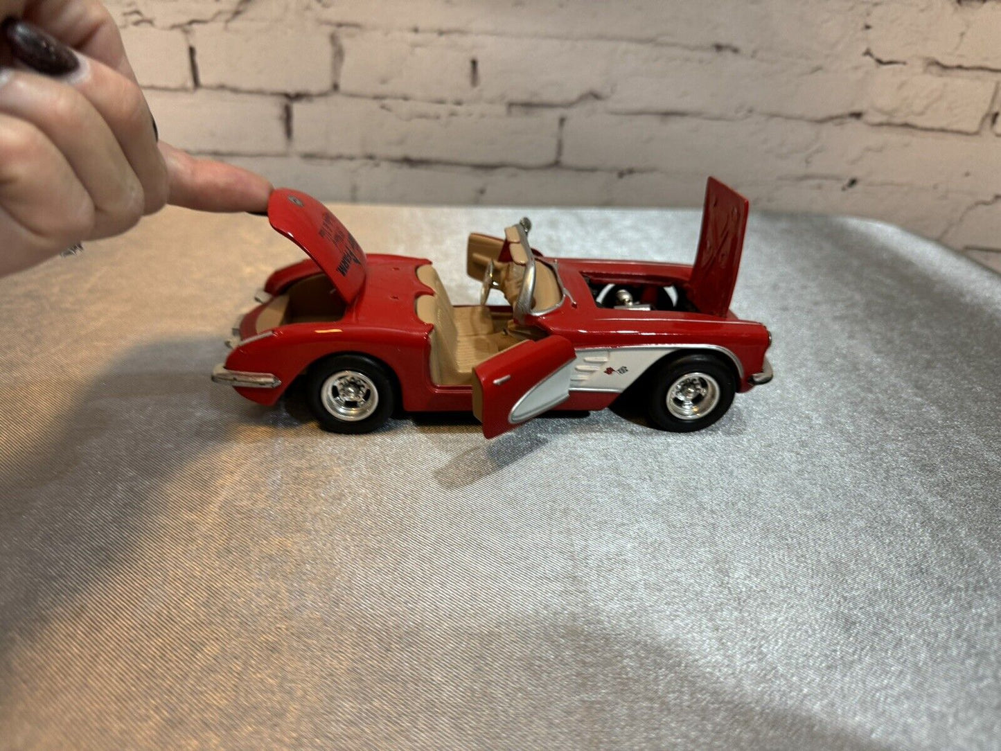 Motormax 1958 Chevrolet Corvette Red and White 1:24 Scale Model Fleet Farm 005