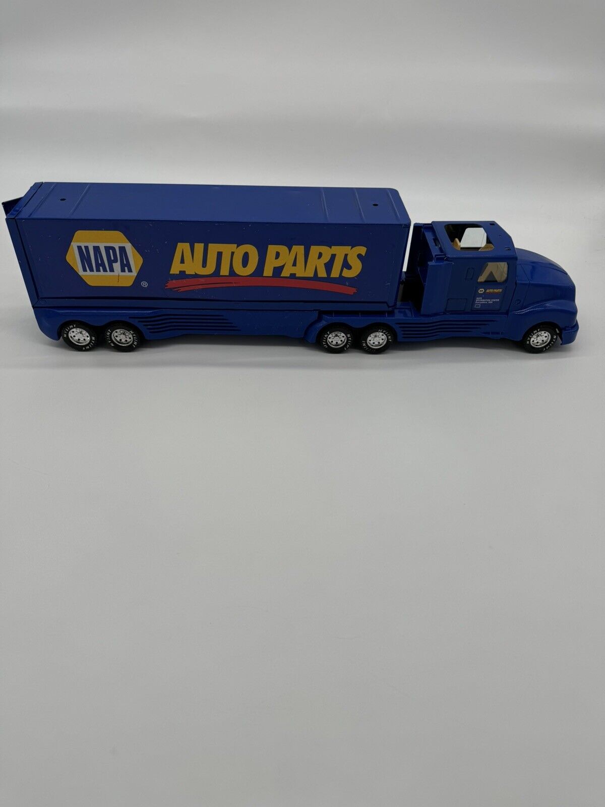 First Gear Semi Tracto Trailer Truck 2002 Exclusive NAPA Auto Parts Vtg FNF