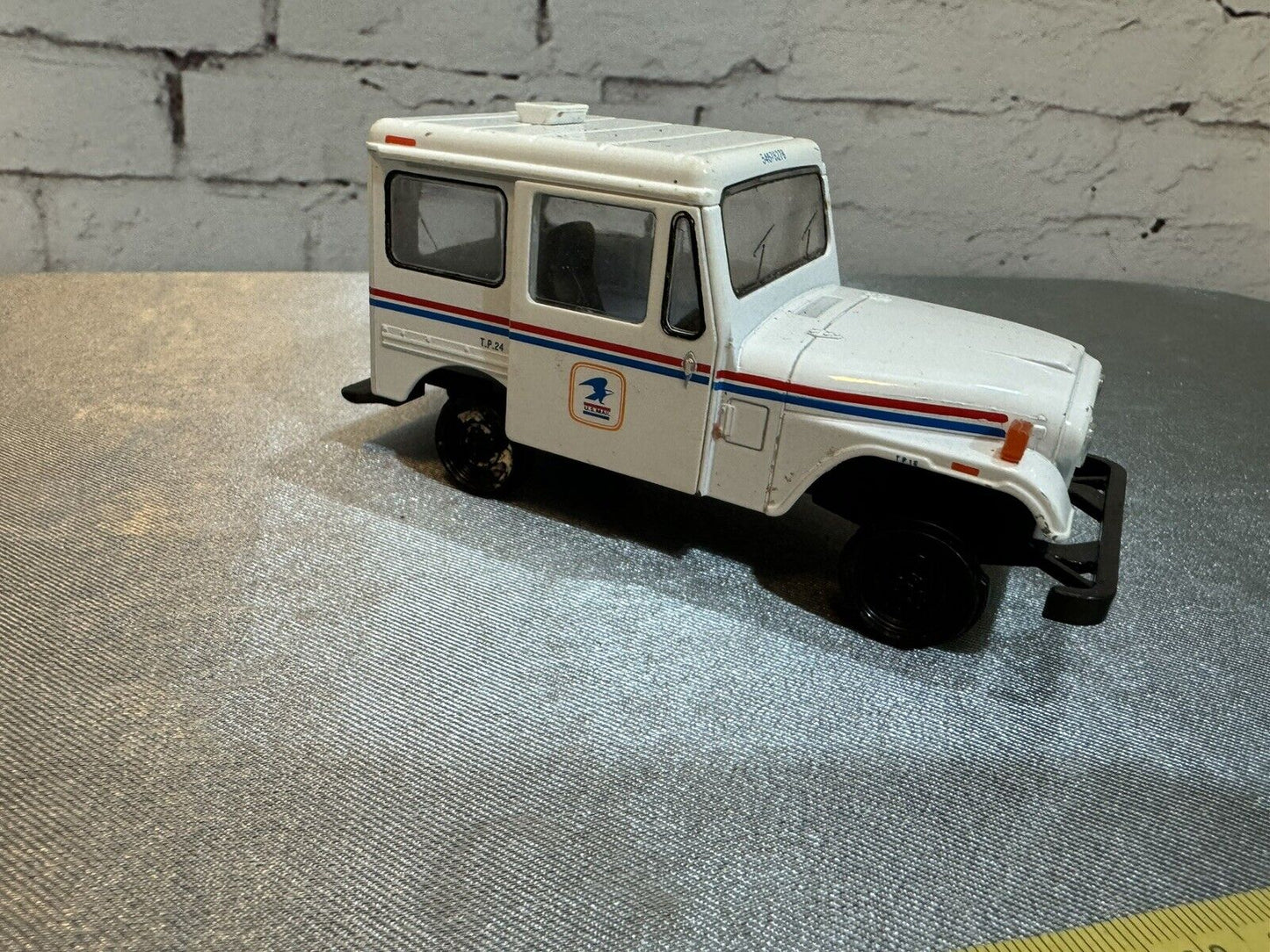 Kinsmart 1971 Mail Jeep 1:26 DJ-5B Moving Doors
