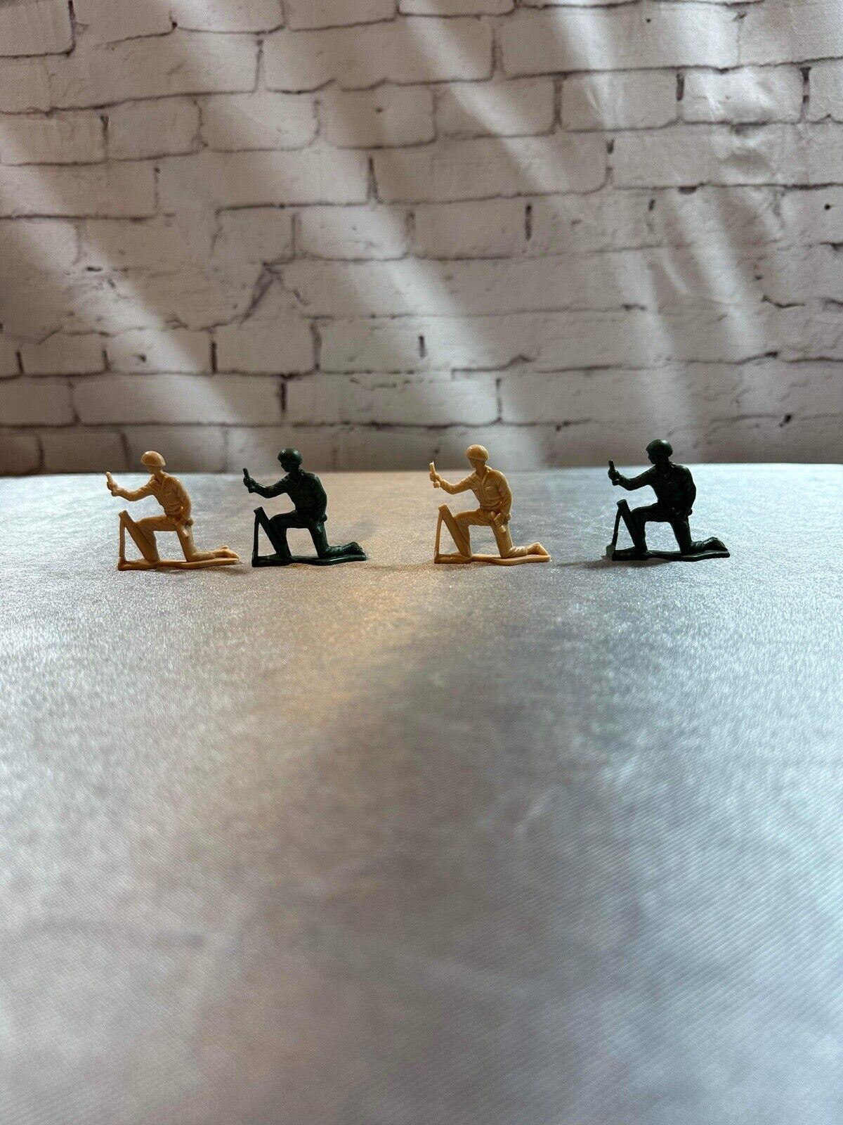 Lot of Tan/Green Plastic Army Men 2" Inch Bulk Action Figures Toy Soldiers