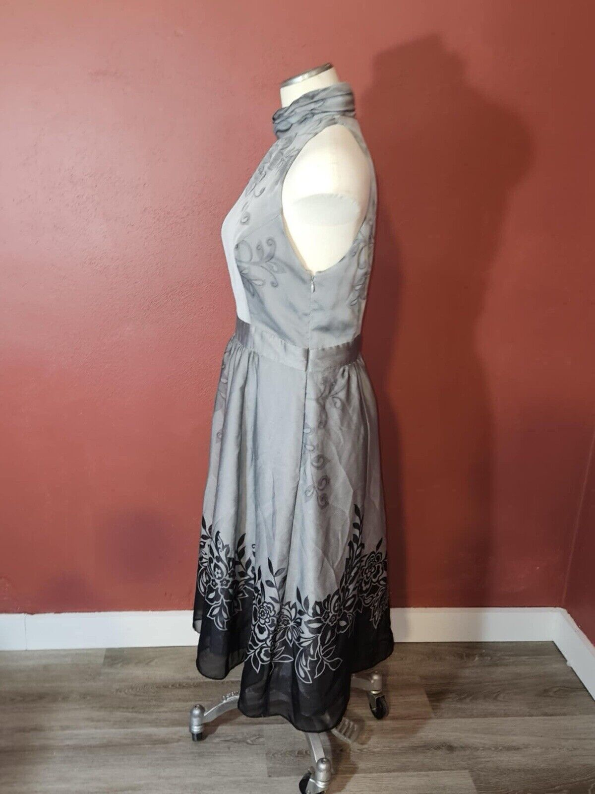 Liz Claiborne Sleeveless Shoulder Baring High Neck Dress Silver Printed Dress 10