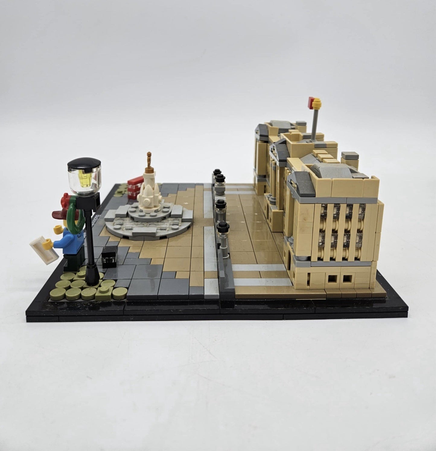 LEGO ARCHITECTURE: Buckingham Palace (21029) Retired