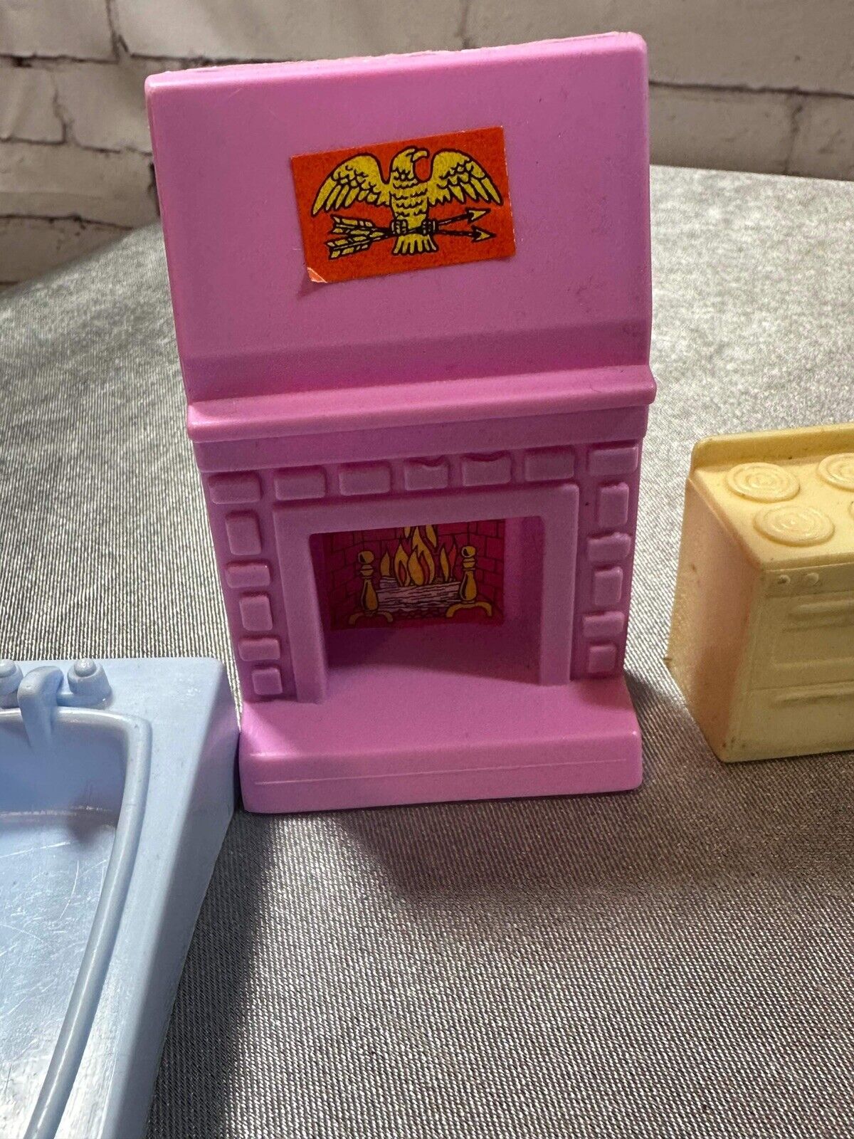 Lot of 8 Vintage Miniature Dollhouse Furniture & Appliances VTY 004