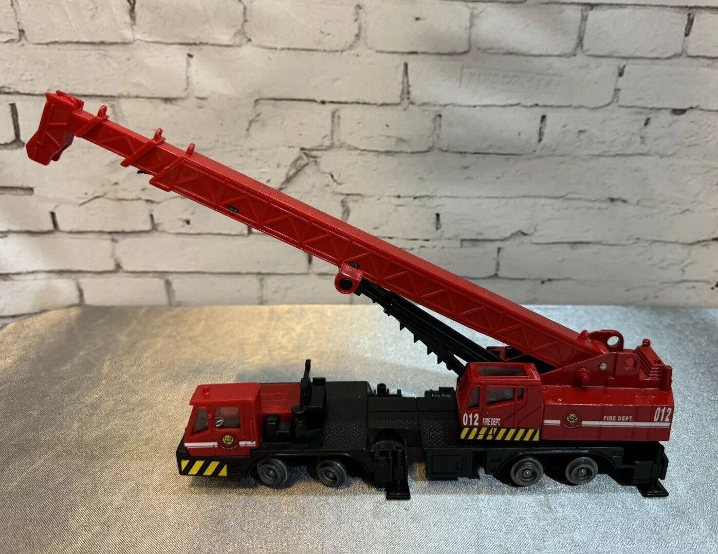A-DS FIRE DEPT. 012 MOBILE CRANE TRUCK 12" LONG 76101 Station 005