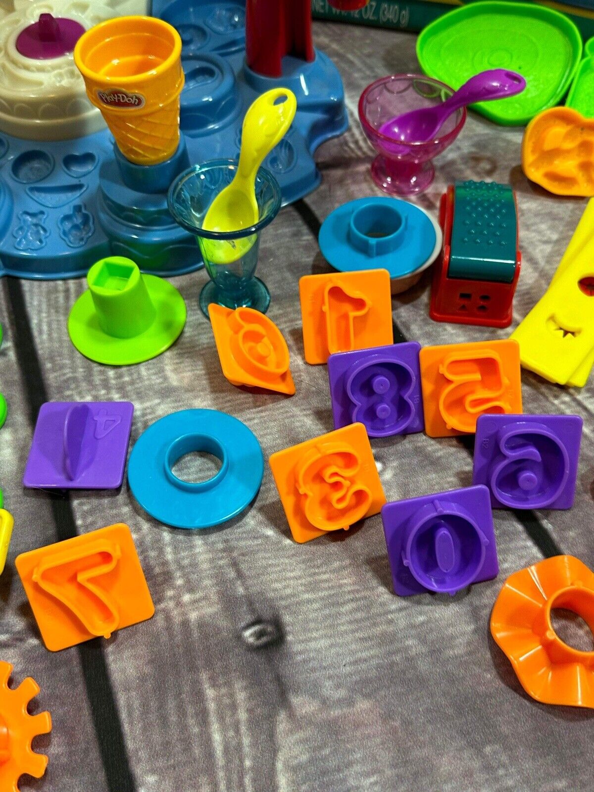 Play-Doh LOT Magic Swirl Ice Cream Shoppe Playset PLUS EXTRAS